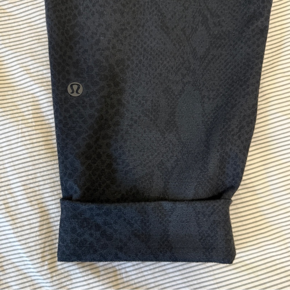 Lululemon EUC women's 12 Jet Crop Desert Snake Deep Coal Black Loose Fit Pants - Picture 7 of 8